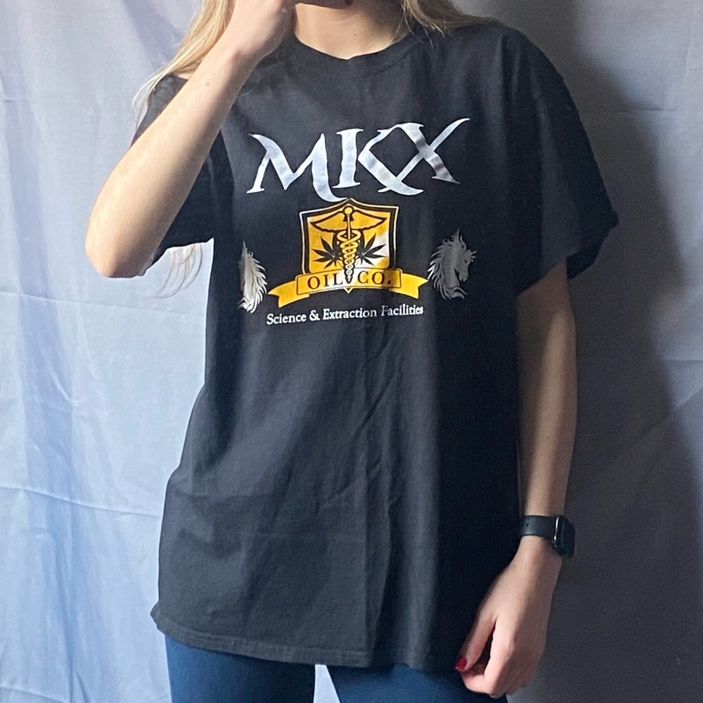 NWOT Gildan Large Graphic MKX Oil Co. Science And Extraction Facility T-Shirt